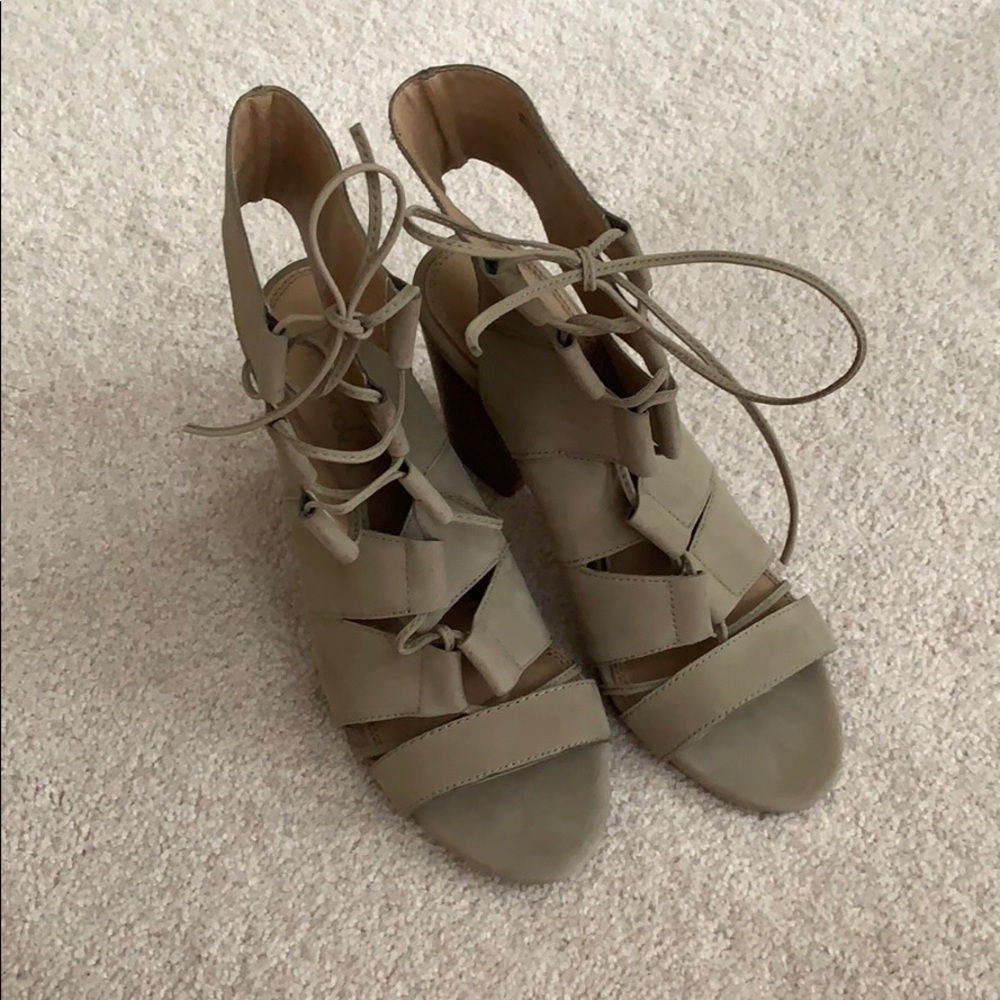 BRAND NEW Splendid block heel strappy sandal